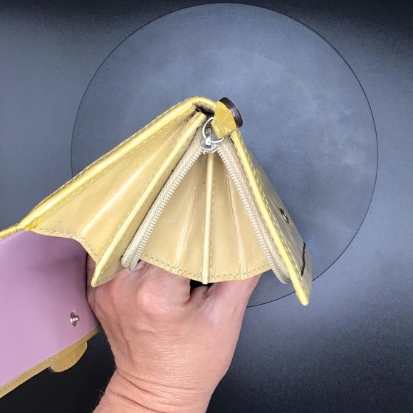 COACH PENELOPE EMBOSSED BEIGE SIGNATURE SLIM ENVELOPE PATENT LEATHER - Picture 9 of 10